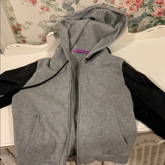 Sweatshirt - Picture 1 of 2